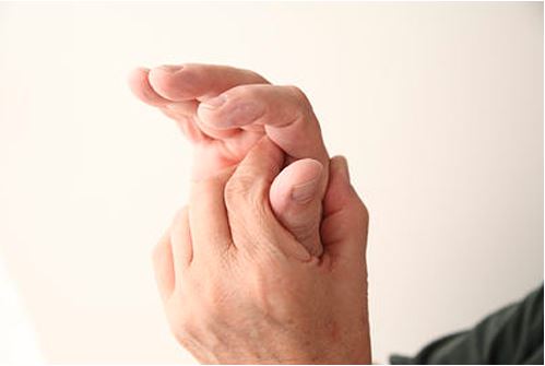 Nhiều người thường bị tê tay nếu phải giữ trong một tư thế quá lâu
