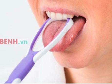 Sử dụng dụng cụ làm sạch lưỡi để chữa hôi miệng
