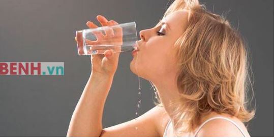 Uống đủ nước giảm mùi hôi miệng