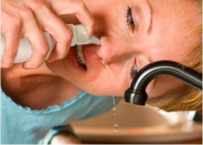Rửa mũi 3 lần/tuần bằng nước muối sinh lý để hạn chế chảy nước mũi, hắt xì hơi.